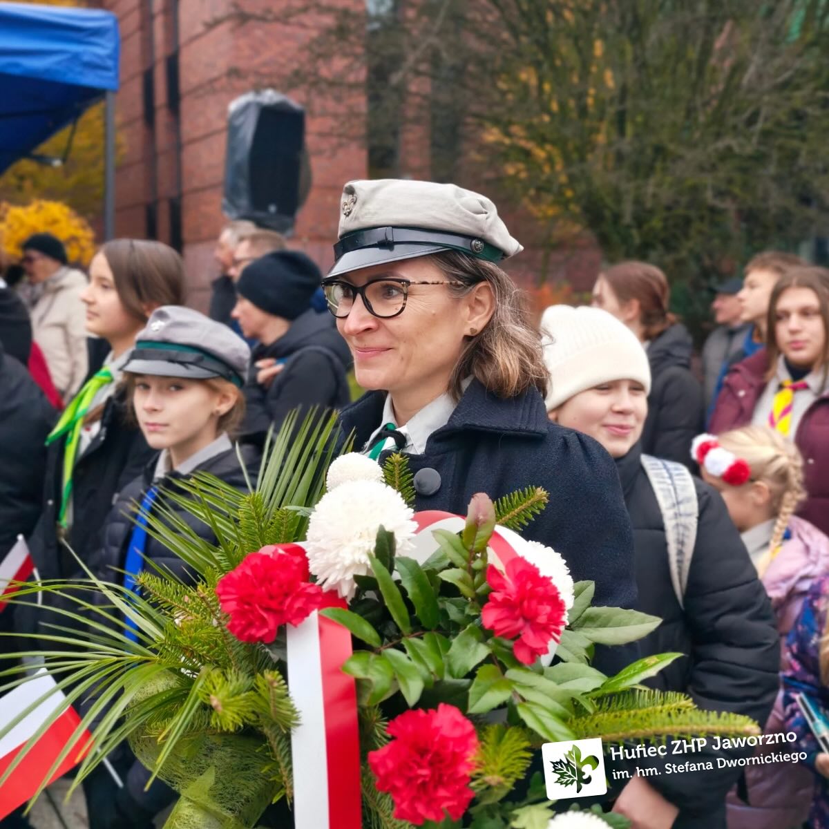 11 listopada, zuchy, harcerze, harcerze starsi, wędrownicy oraz instruktorzy z naszego hufca zebrali się na rynku naszeg (3/6)