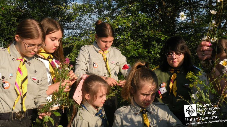 Sobótki to tradycyjne polskie święto obchodzone m.in. z okazji Zielonych Świątków🌳. Podczas Sobótek ludzie zbierają się (3/8)