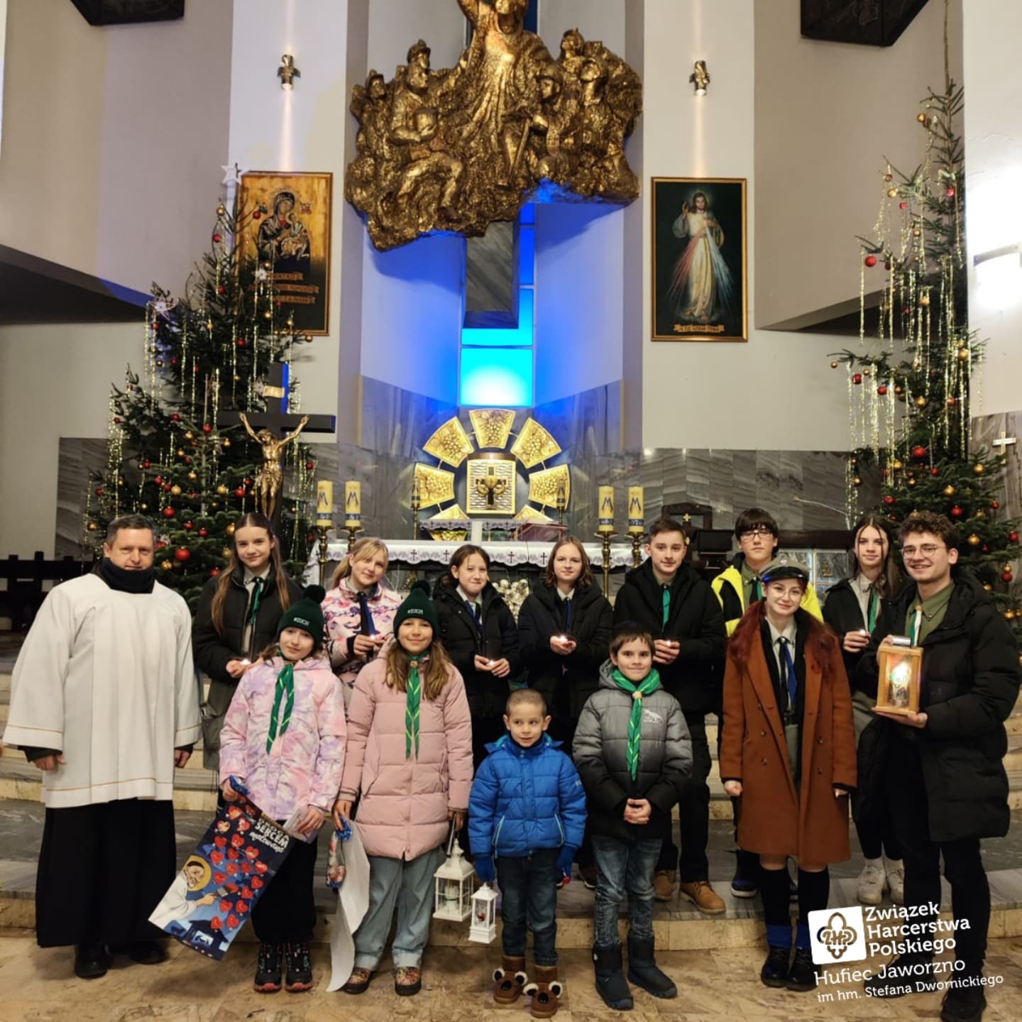 🎄✨ Betlejemskie Światełko Pokoju w Jaworznie! ✨🎄

W miniony piątek zuchy, harcerze oraz instruktorzy z naszego hufca mie (6/11)