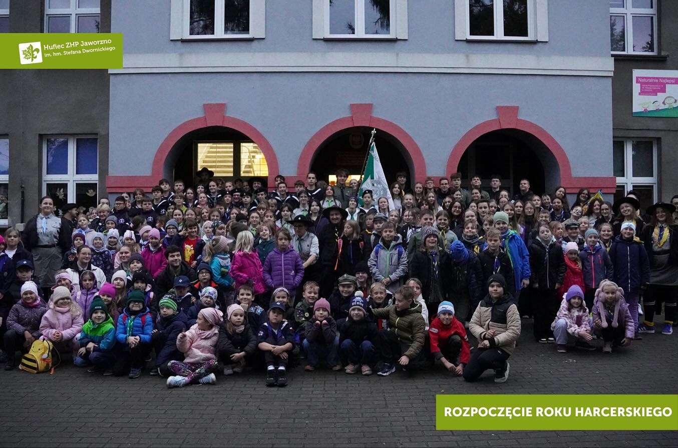 W ostatni piątek odbyło się oficjalne rozpoczęcie roku harcerskiego! ⚜️ Zaczęliśmy od wspólnego apelu, podczas którego (1/20)