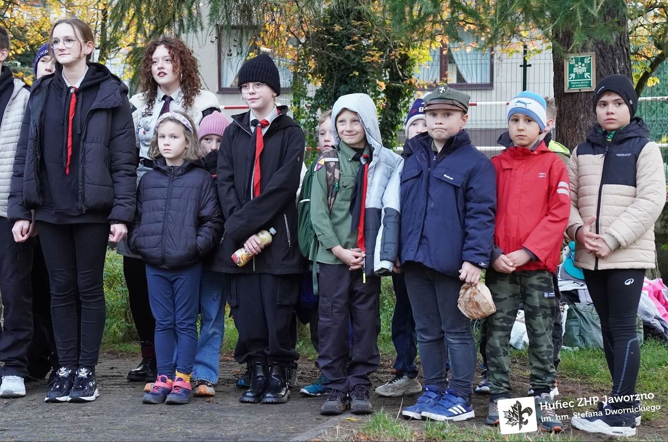 W ostatni piątek odbyło się oficjalne rozpoczęcie roku harcerskiego! ⚜️
Zaczęliśmy od wspólnego apelu, podczas którego (10/20)