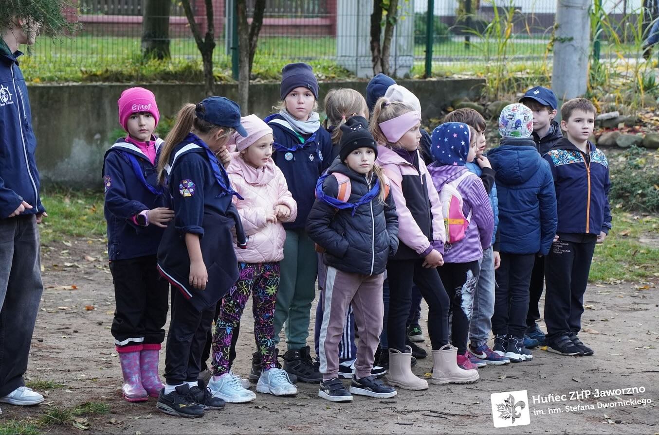 W ostatni piątek odbyło się oficjalne rozpoczęcie roku harcerskiego! ⚜️
Zaczęliśmy od wspólnego apelu, podczas którego (11/20)