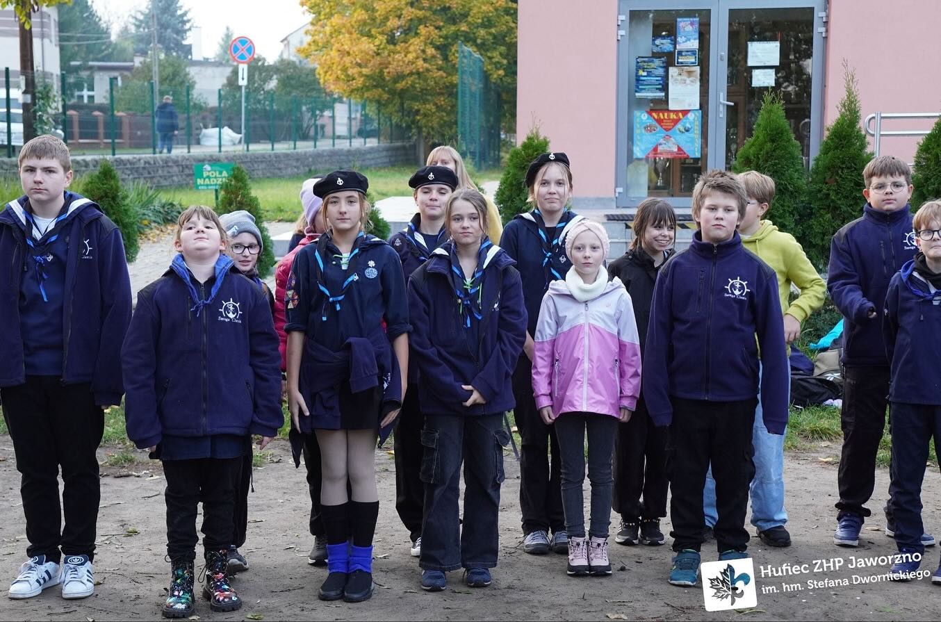 W ostatni piątek odbyło się oficjalne rozpoczęcie roku harcerskiego! ⚜️
Zaczęliśmy od wspólnego apelu, podczas którego (12/20)