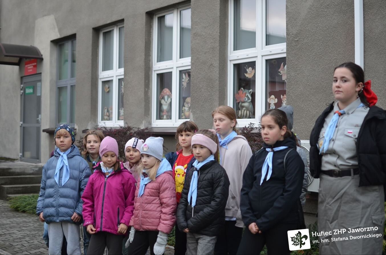 W ostatni piątek odbyło się oficjalne rozpoczęcie roku harcerskiego! ⚜️
Zaczęliśmy od wspólnego apelu, podczas którego (15/20)