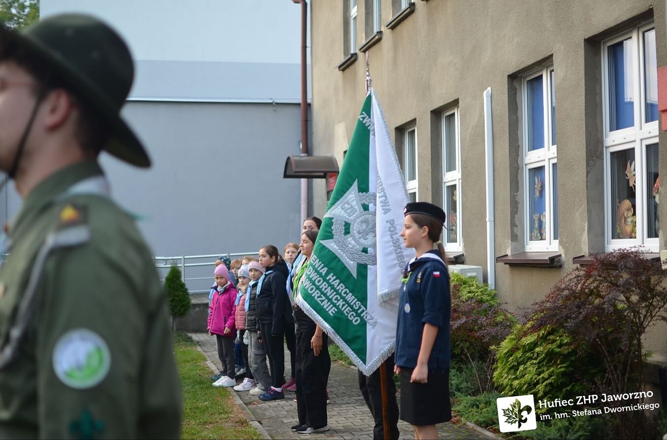 W ostatni piątek odbyło się oficjalne rozpoczęcie roku harcerskiego! ⚜️
Zaczęliśmy od wspólnego apelu, podczas którego (16/20)