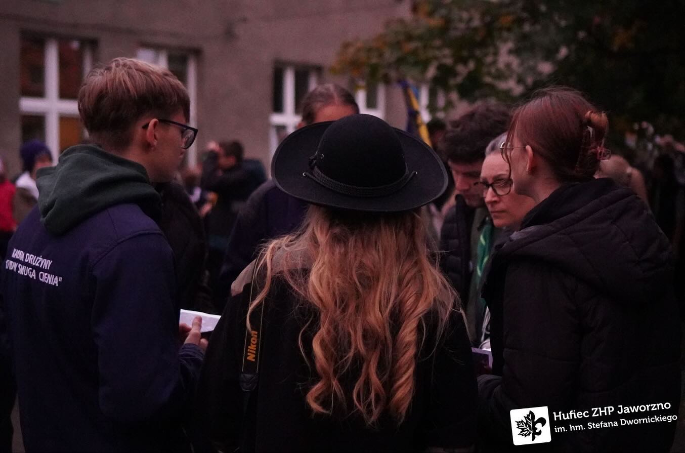 W ostatni piątek odbyło się oficjalne rozpoczęcie roku harcerskiego! ⚜️
Zaczęliśmy od wspólnego apelu, podczas którego (20/20)