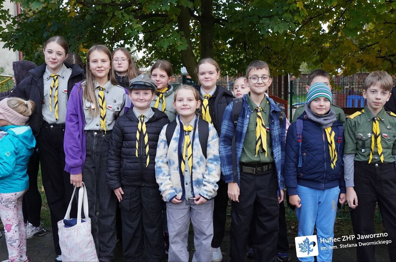 W ostatni piątek odbyło się oficjalne rozpoczęcie roku harcerskiego! ⚜️
Zaczęliśmy od wspólnego apelu, podczas którego (5/20)