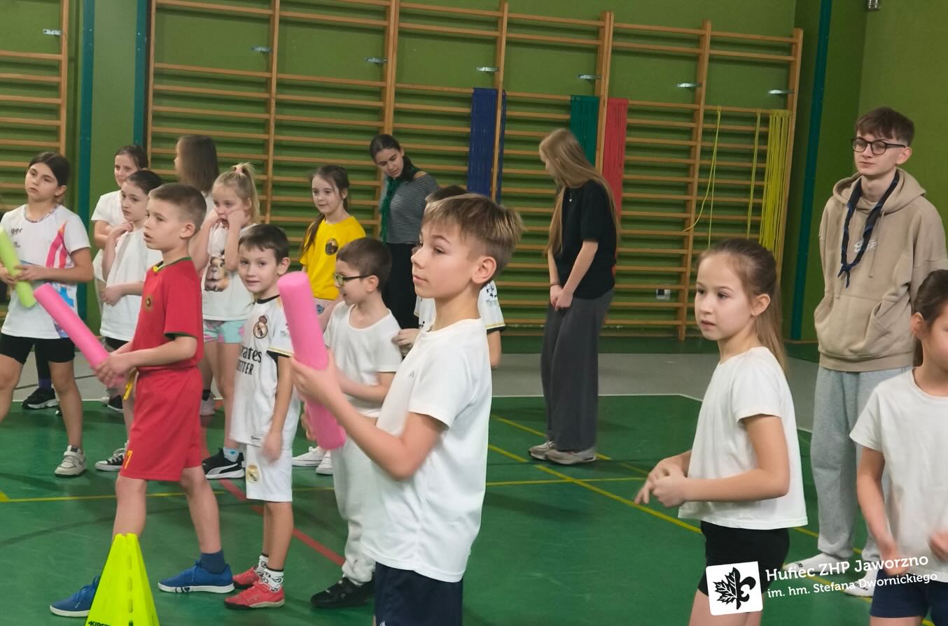 W zeszłą sobotę (tj. 07.02) odbyła się Olimpiada Zuchowa.

Całość zaczęła się od oficjalnego rozpoczęcia oraz muzycznej (2/18)