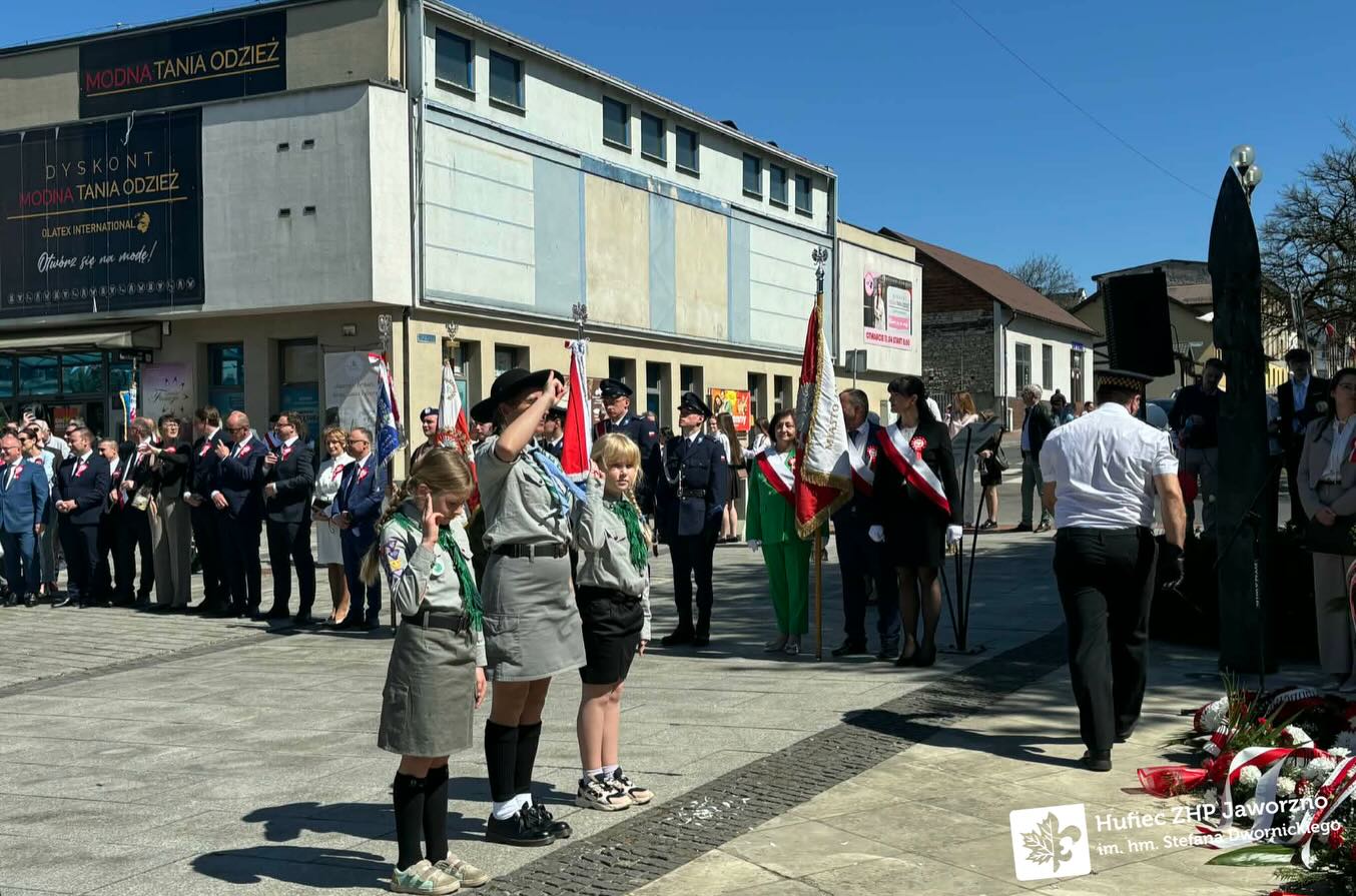 Harcerze z naszego hufca wzięli udział w obchodach Święta Konstytucji 3 Maja na rynku Jaworzna. Nasi harcerze zaprezento (3/5)