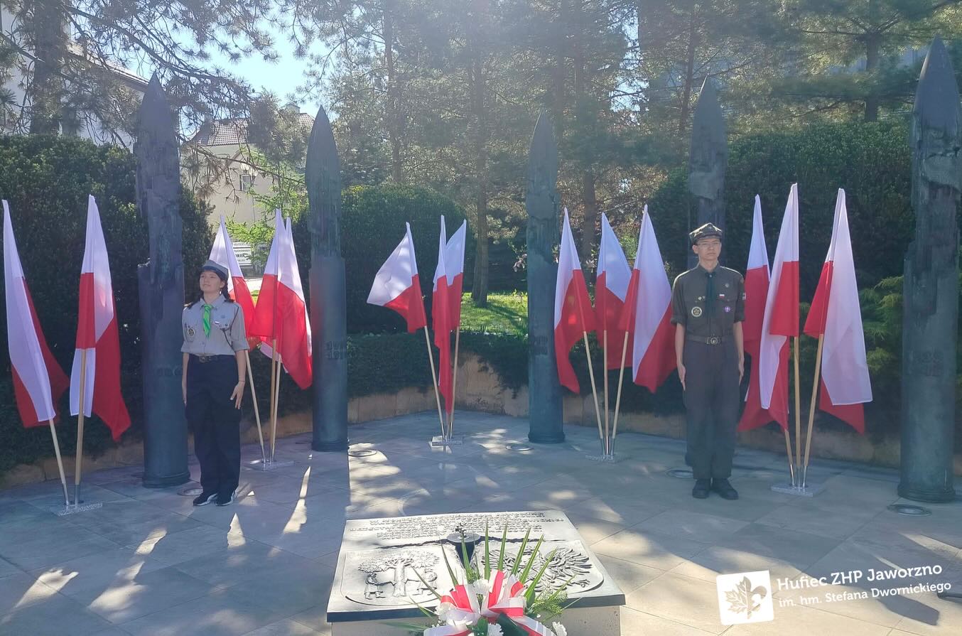 Harcerze z naszego hufca wzięli udział w obchodach Święta Konstytucji 3 Maja na rynku Jaworzna. Nasi harcerze zaprezento (4/5)