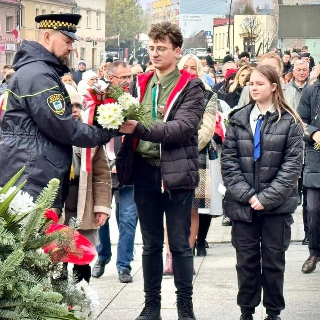Czuwaj!
W miniony poniedziałek, a dokładniej 11.11, zuchy, harcerze, harcerze starsi oraz wędrownicy z naszego hufca zeb (3/4)