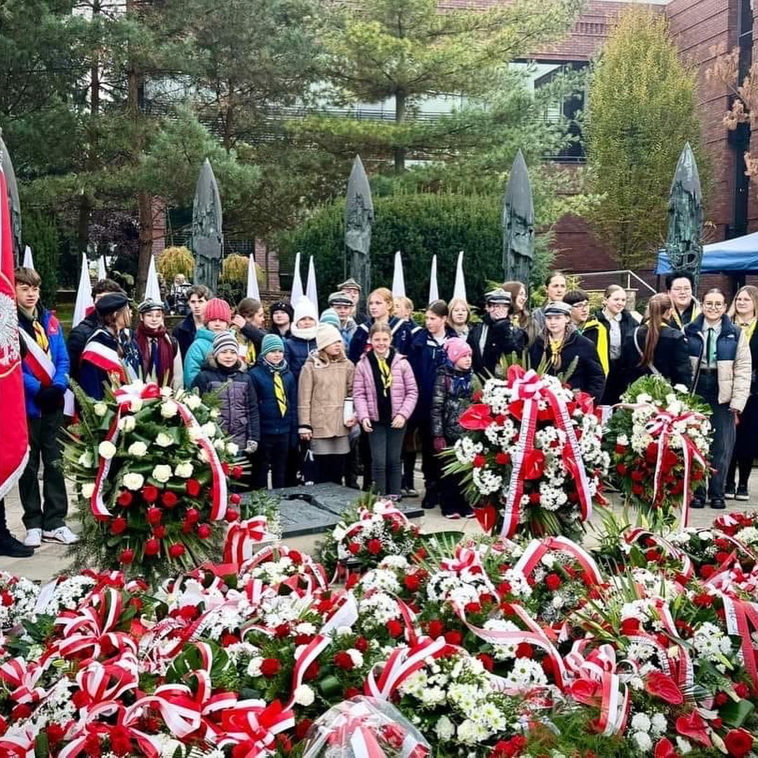 Czuwaj!
W miniony poniedziałek, a dokładniej 11.11, zuchy, harcerze, harcerze starsi oraz wędrownicy z naszego hufca zeb (4/4)